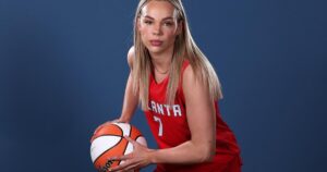 Holly Winterburn es cortada de su sueño mientras sube al autobús para el primer juego.