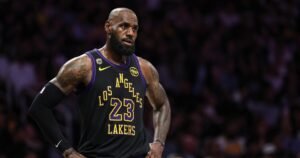LeBron James no está seguro si regresará para una temporada número 24 o se retirará