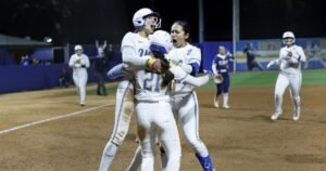 UCLA permitió 10 carreras en una entrada y se recuperó para ganar el primer partido regional