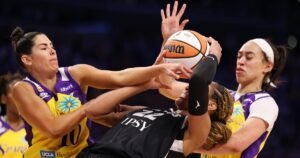 Los Sparks no pueden seguir el ritmo de las derrotas de los campeones defensores Aces