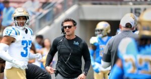 El entrenador de UCLA, Bob Chesney, recuperó la energía del festivo partido de primavera de los Bruins