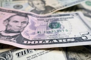 Como el dólar más débil hace que la vida sea más cara