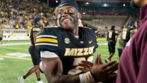 El corredor de Missouri Ahmad Hardy se encuentra en condición estable después de recibir un disparo en un concierto.