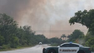 Las cuadrillas están luchando contra los incendios forestales en el sur de Florida que han quemado miles de acres