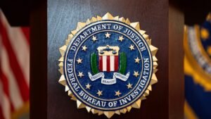 El FBI ofrece una recompensa de 200.000 dólares por un ex experto de la Fuerza Aérea buscado por cargos de espionaje a Irán