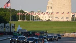 Trump inspecciona la nueva capa azul conduciendo a través del estanque reflectante del Lincoln Memorial