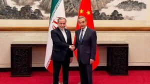 El máximo enviado de China le dice a su homólogo iraní que se necesita un “alto el fuego integral”