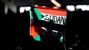 Artista del medio tiempo del Super Bowl que corrió con una bandera de protesta declarado culpable de resistirse a un oficial