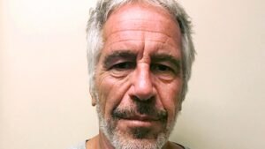 El compañero de celda de Epstein dice que recibió una nota de suicidio. El Departamento de Justicia dijo que lo estaba investigando por primera vez.