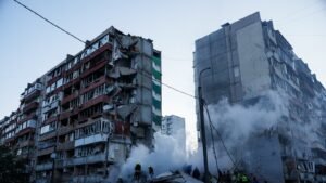 El número de muertos en el ataque a un edificio de apartamentos en Kyiv asciende ya a 24