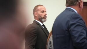 Exdiputado acusado de homicidio involuntario tras irrumpir en la casa de su abuela y dispararle a un hombre negro