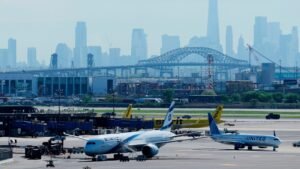 La FAA dice que el vuelo de United chocó contra un poste de luz en la autopista de peaje de Nueva Jersey