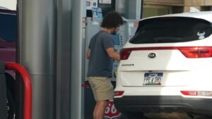 Lo que la suspensión del impuesto a la gasolina en EE. UU. podría significar para los conductores y los precios que ven en el surtidor