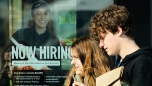 Las ofertas de empleo en EE.UU. se mantuvieron sin cambios en 6,9 millones en marzo, pero la contratación mejoró