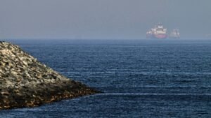 El grupo de trabajo liderado por Estados Unidos pide a los barcos que se desvíen en el primer día de un nuevo esfuerzo para reabrir el Estrecho de Ormuz