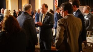 Los republicanos de Kentucky en la carrera por reemplazar a McConnell lo mantienen cuidadosamente a distancia.