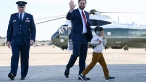 Vance hace campaña con un congresista para cortejar a los votantes republicanos de Iowa antes de 2028