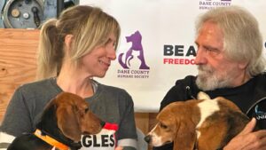 La bajista de Black Sabbath, Debbie Gibson, elogió el esfuerzo por encontrar nuevos hogares para los Beagles