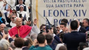 El Papa celebra el primer aniversario de su elección con una visita a Pompeya para rezar en el santuario