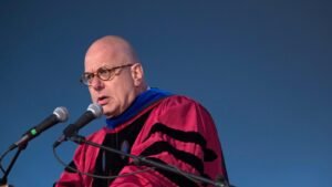 El presidente del Bard College se jubila tras el escrutinio de su relación con Jeffrey Epstein