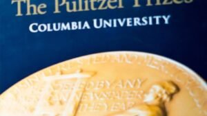Los ganadores del Pulitzer por trabajos de 2025 incluyen AP, Washington Post, Reuters y Minnesota Star Tribune.
