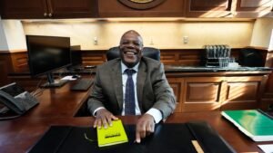El secretario electo exonerado asume el cargo después de que un juez bloquea su posición para anular la ley
