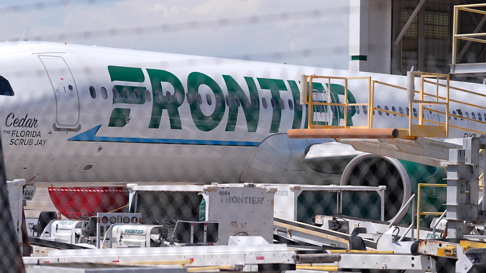 Una persona murió después de que un vuelo de Frontier Airlines se estrellara en el aeropuerto de Denver
