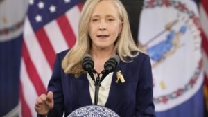 Nueva ley de Virginia que prohíbe las “armas de fuego de asalto” provoca una rápida demanda por parte de grupos defensores de los derechos de las armas