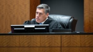Un juez rechazó una solicitud del hombre acusado de matar a Charlie Kirk de prohibir las cámaras en la sala del tribunal.