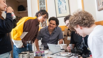 Leia Ryan, Osama Radio, Hector Miranda Plaza, Nicolas Gertler y Oliver Hime conferencias en la Yale Hacker House de San Francisco.